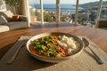 Dahl de lentejas coral cocinado con zanahoria, espinacas, especias suaves y un toque de coco. Servido con arroz basmati. Un plato vegetal, saludable y reconfortante.
