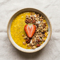 Pudding de chía y mango con coco, granola y fresa – Chia Mango Paradise EatSana