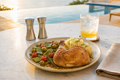 Pollo asado mediterraneo con tomate confitado, aceitunas y patata machacada