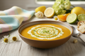 Una crema suave y reconfortante con un toque fresco y luminoso. La dulzura natural de la calabaza se combina con el aroma delicado del jengibre fresco y una nota sutil de lima