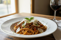 Linguini acompañados de un ragú de ternera elaborado a fuego lento con sofrito tradicional de cebolla, zanahoria, apio y ajo.